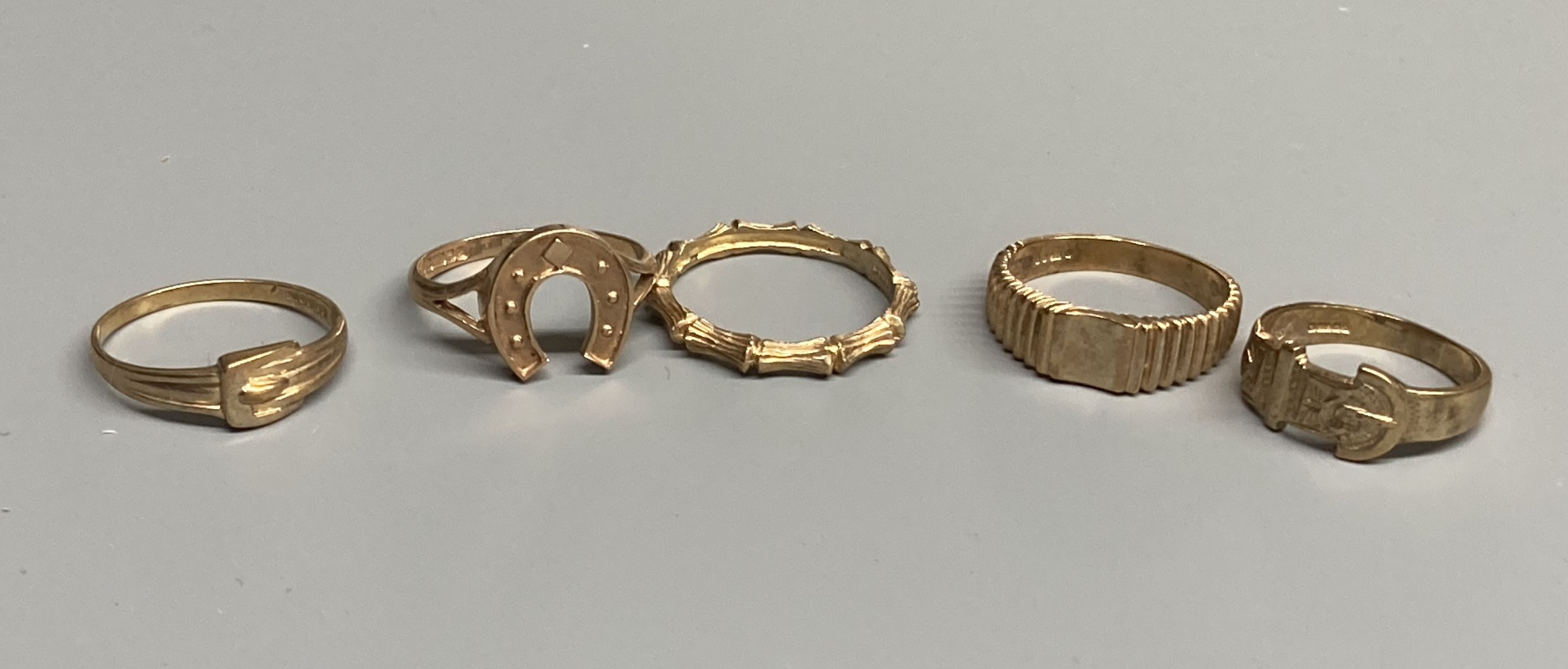 Five assorted modern 9ct gold rings, including two buckle rings and a horseshoe ring